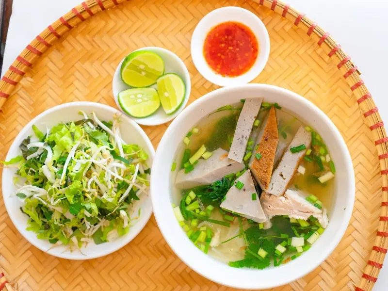 Một quán ăn bình dân đông khách phục vụ bún cá và các món địa phương gần khu vực chợ Nha Trang